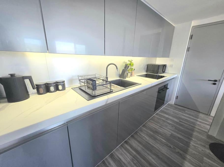 Modern Duplex Penthouse Panoramic Views & Parking Apartment Bradford  Exterior photo